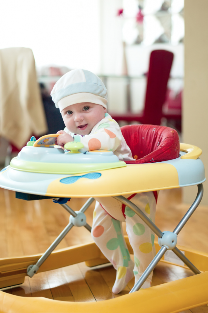 Apprentissage de la marche, utilité du trotteur pour bébé 